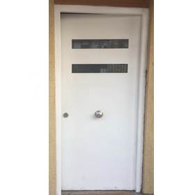 puerta blindada con mirilla
